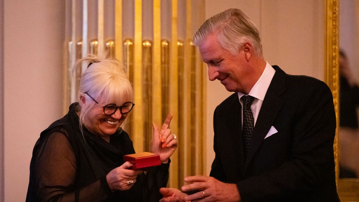 Sophie neemt het ereteken in ontvangst van Koning Filip