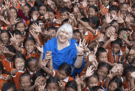 Sophie tussen de kinderen die Cunina steunt