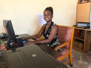 Peterschapsverantwoordelijke Wilnise in het nieuwe kantoor