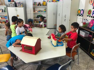 Speelmoment in de veilige omgeving van het educatief centrum