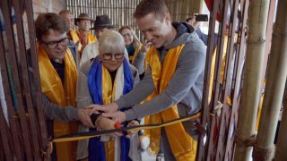 10 Sophie knipt het lint door b