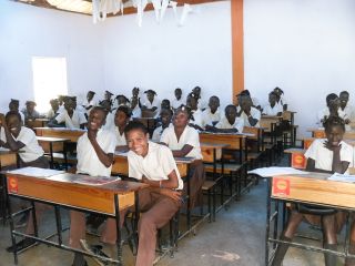 Blije leerlingen in hun nieuwe klaslokalen