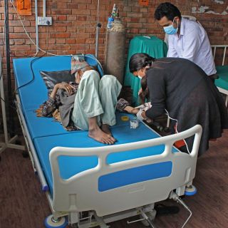 Nepal: patiënt in één van de aangekochte ic-bedden