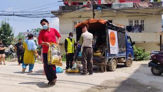 Nepal: voedselpakketten uitdelen