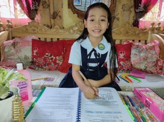 de Filipijnen: een petekind studeert van thuis uit met haar schoolpakket