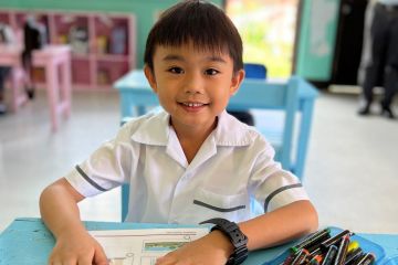 Jongen op schoolbank 2