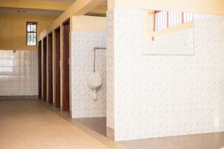 Mbarara sanitair jongens 2 28 Groot29